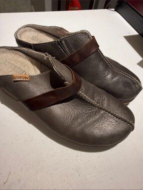 Pikolinos Granada leather clog in Slate.